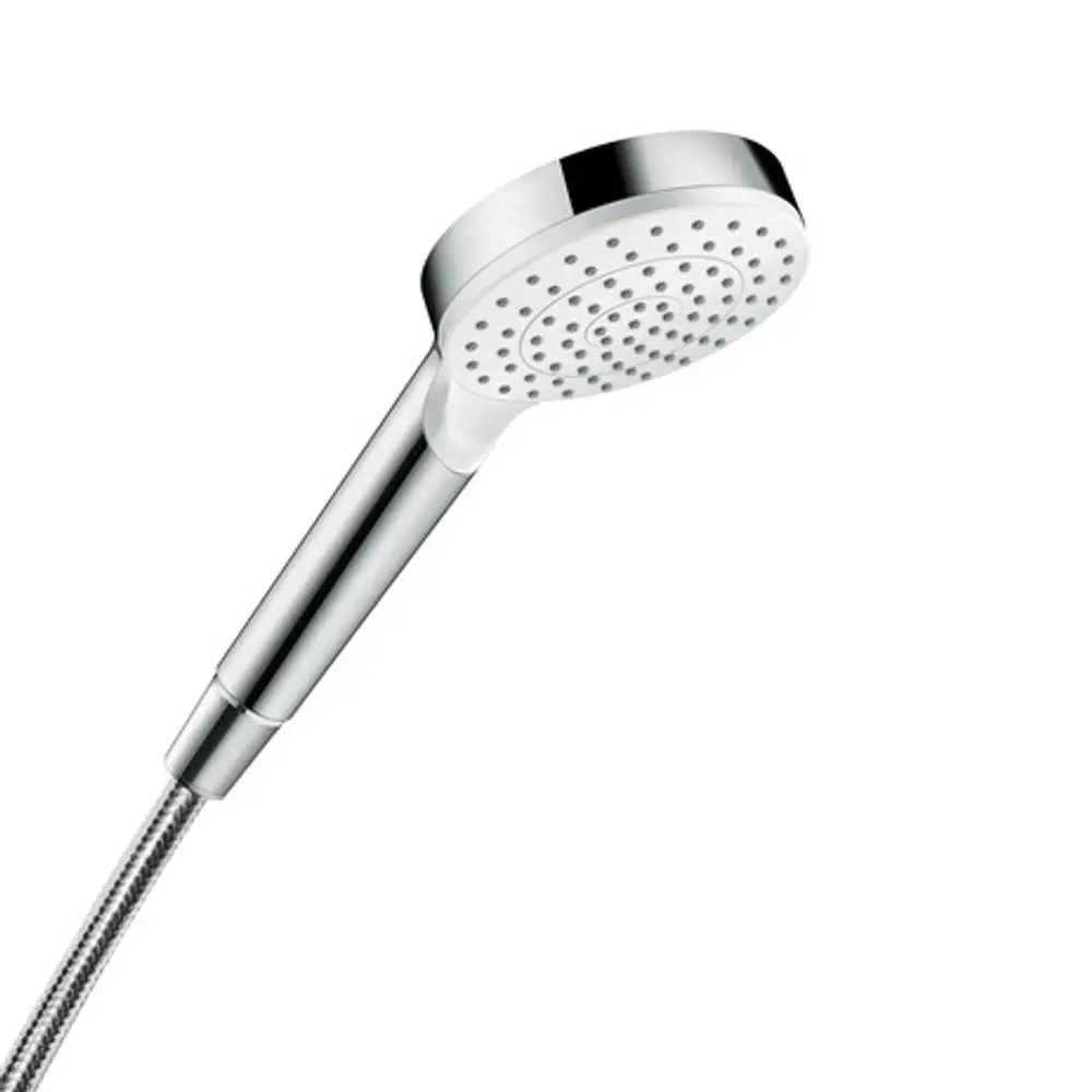 Handbrause von Hansgrohe in Weiß und Chrom mit einem runden Kopf und mehreren Wasseraustrittsöffnungen, montiert an einem flexiblen Schlauch.